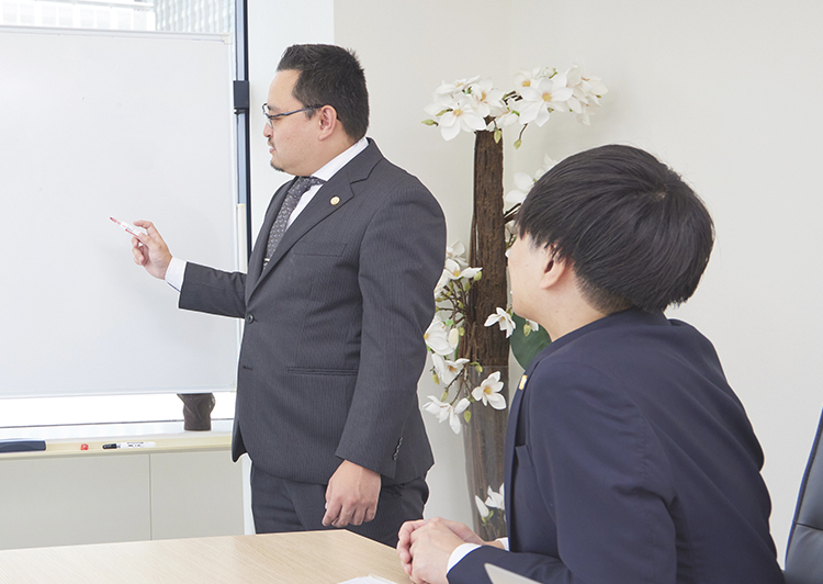 交通事故に特化することでより専門性を高め顧客満足へ繋げます　弁護士 上田圭介 鈴木嗣之