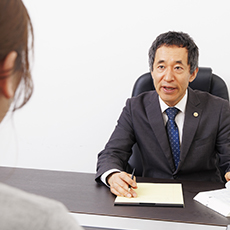 弁護士と打ち合わせ 弁護士 佐久間明彦