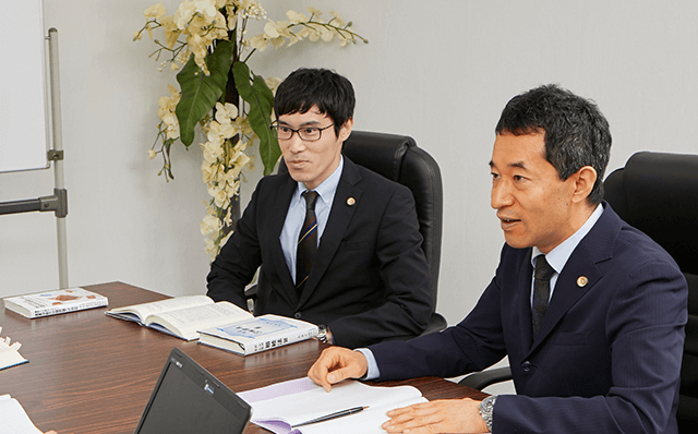 ミーティング風景 弁護士 金﨑浩之 志賀勇雄